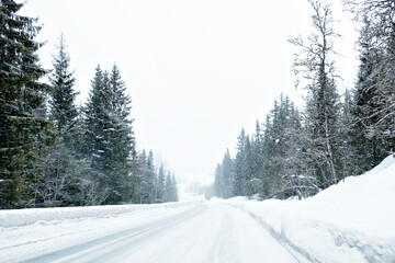 Obraz premium Norwegian snowy roads 