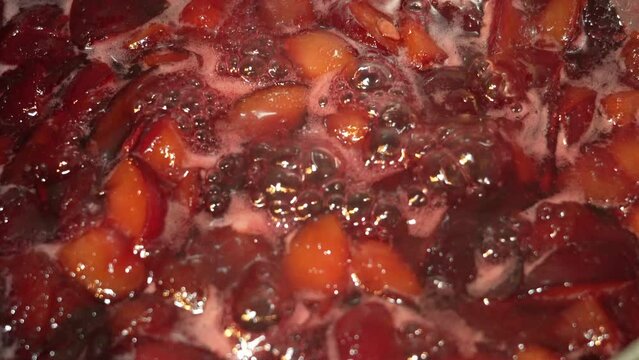 Cocinando mermelada de ciruela