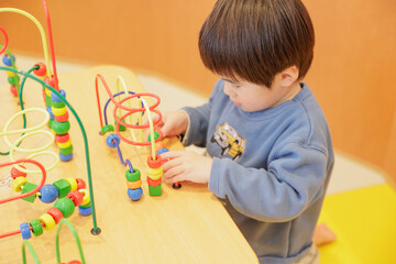 おもちゃで遊ぶ子供