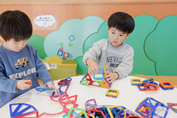 おもちゃで遊ぶ子供