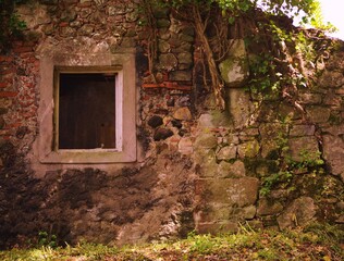 Antica facciata di una casa abbandonata con la finestra, Italia	