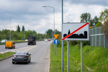 obszar zabudowany - przepisy drogowe w polsce-  duże kary finansowe - mandat  - obrazy, fototapety, plakaty