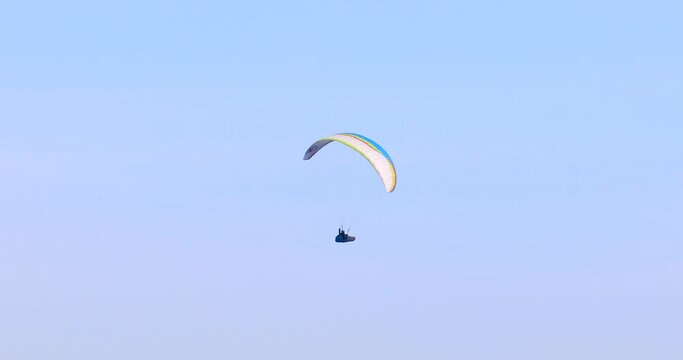 Paracadutista in volo 