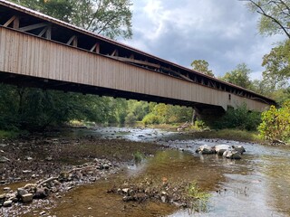 The Academia Pomeroy Covered Bridge at 278-foot-long (85 m) is the longest remaining covered bridge in Pennsylvania. It was listed on the National Register of Historic Places in 1979. Built in 1902. - obrazy, fototapety, plakaty