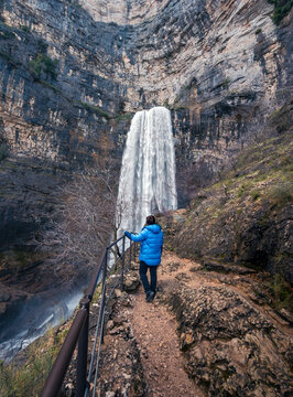 Hiker admiring the powerful Revent&oacute;n del Rio Mundo