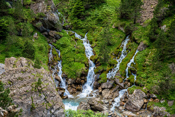 Cascades dans le Cirque de Gavarnie, grand site inscrit au patrimoine mondial de l'UNESCO, situé...