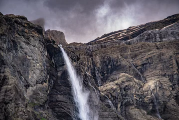 Rolgordijnen La grande cascades du Cirque de Gavarnie, grand site inscrit au patrimoine mondial de l'UNESCO, situé dans le Parc National des Pyrénées © Gilles Ehrmann