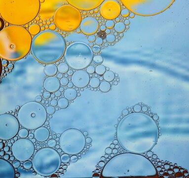 Esta imagen  abstracta muestra patrones  de c&iacute;rculos, gotas y ondas coloridas en azul y amarillo, c&iacute;rculos de aceite en 2D