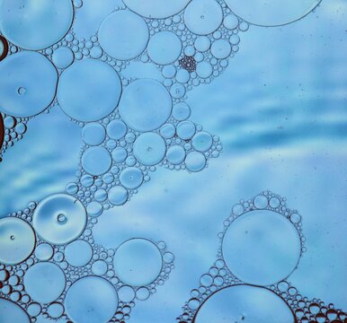 fondo abstracto de burbujas y ondas tomada de forma cenital con reflejos para recursos gr&aacute;ficos, o de mol&eacute;culas