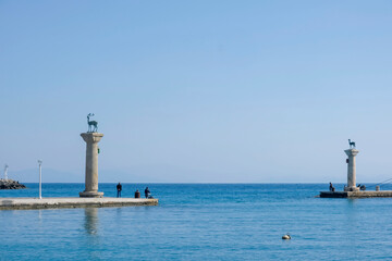 Säulen mit Elafina und Elafos, Hafeneinfahrt Mandraki Hafen, Rhodos - 788808221
