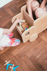 niños jugando con productos estilo Montessori, diversion asegurada, amigos divirtiéndose juntos,...
