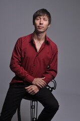 homem de negócios usando camisa social 