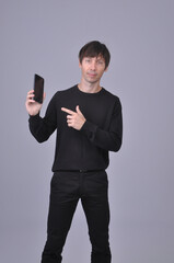 homem de negócios formal usando celular para trabalho 