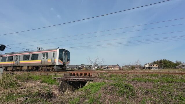 国道7号線に並行して走るJR通勤列車！