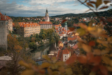 Aerial view of Cesky Krumlov with Castle in Autumn season - Cesky Krumlov, Czech Republic - obrazy, fototapety, plakaty