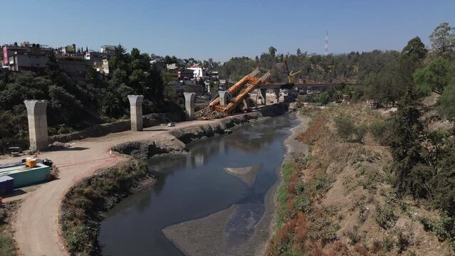 Maquinaria, lanzador de dovelas, que colaps&oacute; en obras donde se colocan la v&iacute;a del nuevo tren InterUrbano M&eacute;xico-Toluca.. Ciudad de M&eacute;xico.