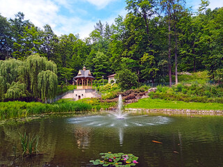 Park Dolny w Szczawnicy, Szczawnica to malownicze miasteczko uzdrowiskowe położone w Pieninach. Czerwiec 2023 - obrazy, fototapety, plakaty