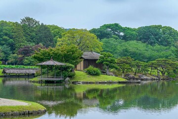 静寂に包まれた日本庭園の春の情景