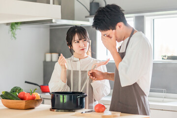 キッチンで料理・家事をする若いアジア人夫婦・カップル（不味い・味付け・失敗・苦手）  © buritora