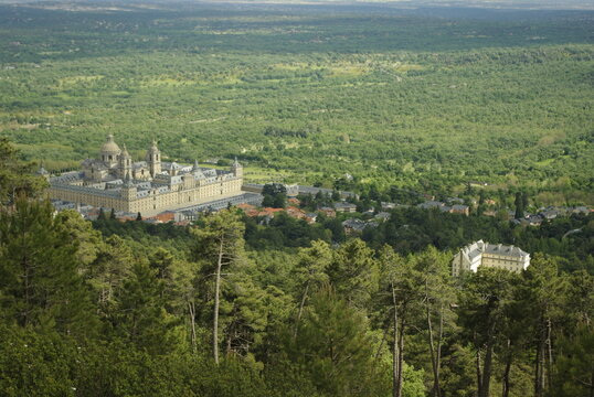Paisaje general desde la montaña con vistas al Monasterio de San Lorenzo del Escorial y su naturaleza