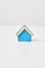 Obraz na płótnie Canvas 白いテーブルの上に置かれた青い住宅模型