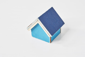白いテーブルの上に置かれた青い住宅模型