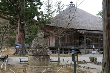 岩手県、平泉の毛越寺。お地蔵様（餓鬼道の能化)と常行堂。