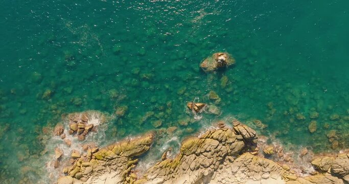 Vista aerea de rocas en el mar