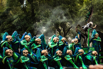 Gran desfile de día de muertos en la Ciudad de México, un grupos de personas disfrazadas de...