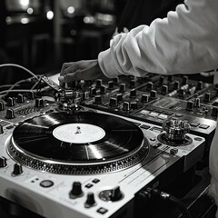 Naklejka premium Expert DJ Performance: Hands Skillfully Manipulating Vinyl Record on Turntable for Ultimate Nightclub Entertainment