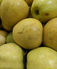 Yellow apples at the market,Manzanas de color amarillas en el mercado
