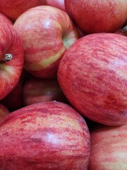 Red apples at the market,Manzanas de color rojos en el mercado
