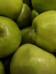 green apples in a market,manzanas verdes en un mercado
