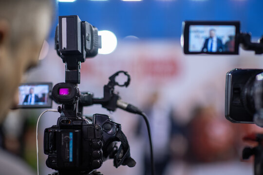 Media coverage and journalism in action at a press event