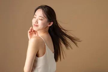 Zelfklevend Fotobehang 風に靡く髪・女性 © naka