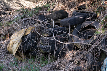 不法投棄された古タイヤ
