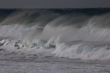 冬の日本海、荒波の親不知海岸