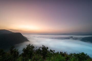 Obraz premium The sea of clouds before sunrise gives people a feeling of energy. View of the mountains surrounding Emerald Reservoir. Xindian District, Taiwan.