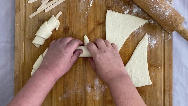 Bl&auml;tterteig aufrollen mit Holzstiel
