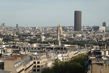 Vue panoramique sur les toits de Paris et la tour Montparnasse - obrazy, fototapety, plakaty