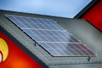 Panele solarne na dachu budynku. Ekologia.  - obrazy, fototapety, plakaty