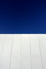 白塀と青空