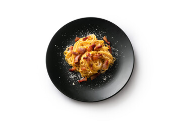 Piatto di deliziosi cremosi spaghetti alla carbonara visto dall'alto e isolato su fondo bianco, ricetta tipica di pasta della cucina romana, cibo italiano 
