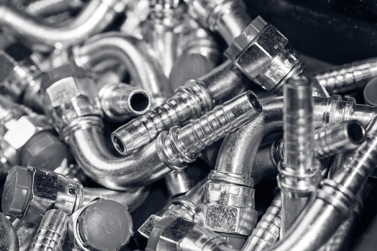 Set metal fitting for link hydraulic hoses, industry background.