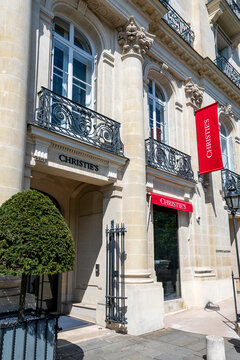 Paris, France - 18 avril 2024: Vue extérieure de l'immeuble de Christie's à Paris, France. Christie's est une société de vente aux enchères internationale dont le siège social est à Londres, UK