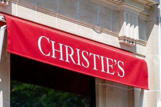 Paris, France - 18 avril 2024: Enseigne sur un auvent de l'immeuble de Christie's à Paris. Christie's est une société de vente aux enchères internationale dont le siège social est à Londres, UK