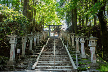 三峯神社奥宮遥拝殿へ続く階段　埼玉県秩父市