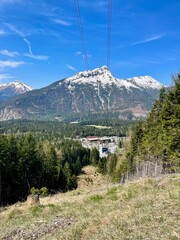 Ausblick auf die Talstation der Zugspitzbahn in Ehrwald