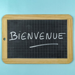 le mot bienvenue écrit en français sur une ardoise