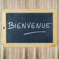 le mot bienvenue écrit en français sur une ardoise